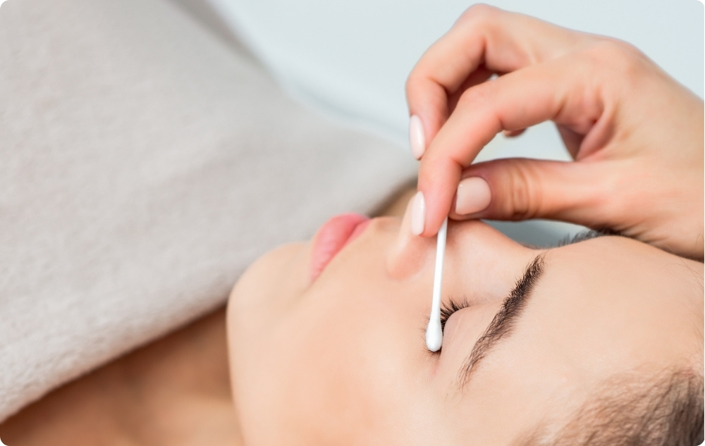En tant que stimulateur naturel de croissance des cils et des sourcils